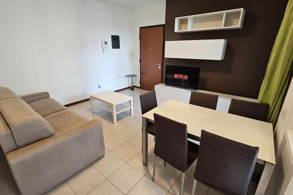 13th Floor, Garage Gratis, Metro M5 A 200mt, Giardino Giochi, Bicocca Apartment Mailand